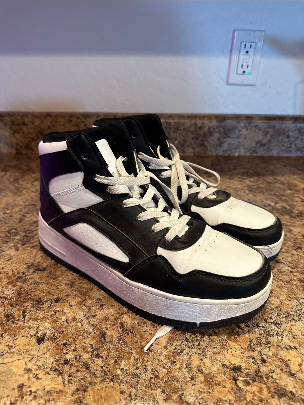 Princess Polly DYLAN White
Lightweight high top  Sneakers black white 11 men’s
